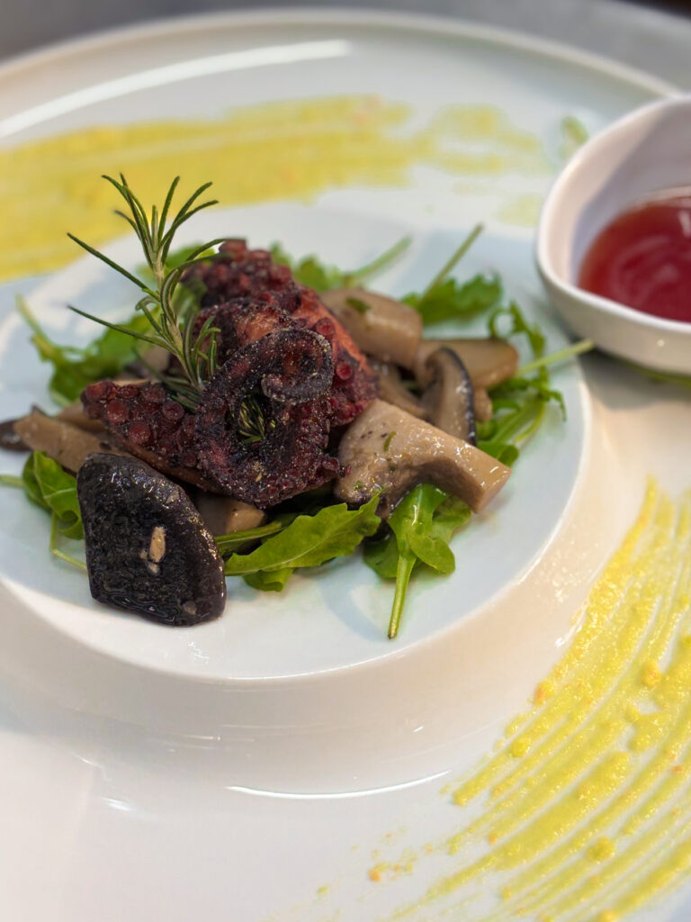 Polpo con rucola e cardoncelli