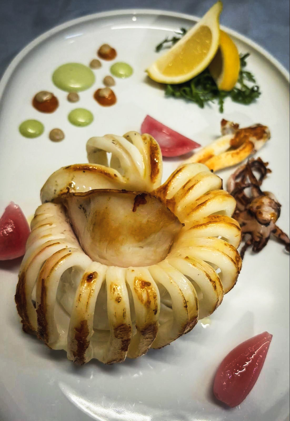 Calamaro alla griglia con maionese al basilico, salsa di pomodoro arrosto e petali di cipolla rossa marinata