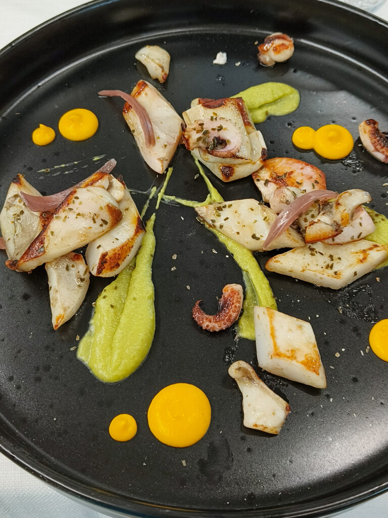Seppia scottata su crema di piselli con petali di cipolla e polvere di alga Kombu